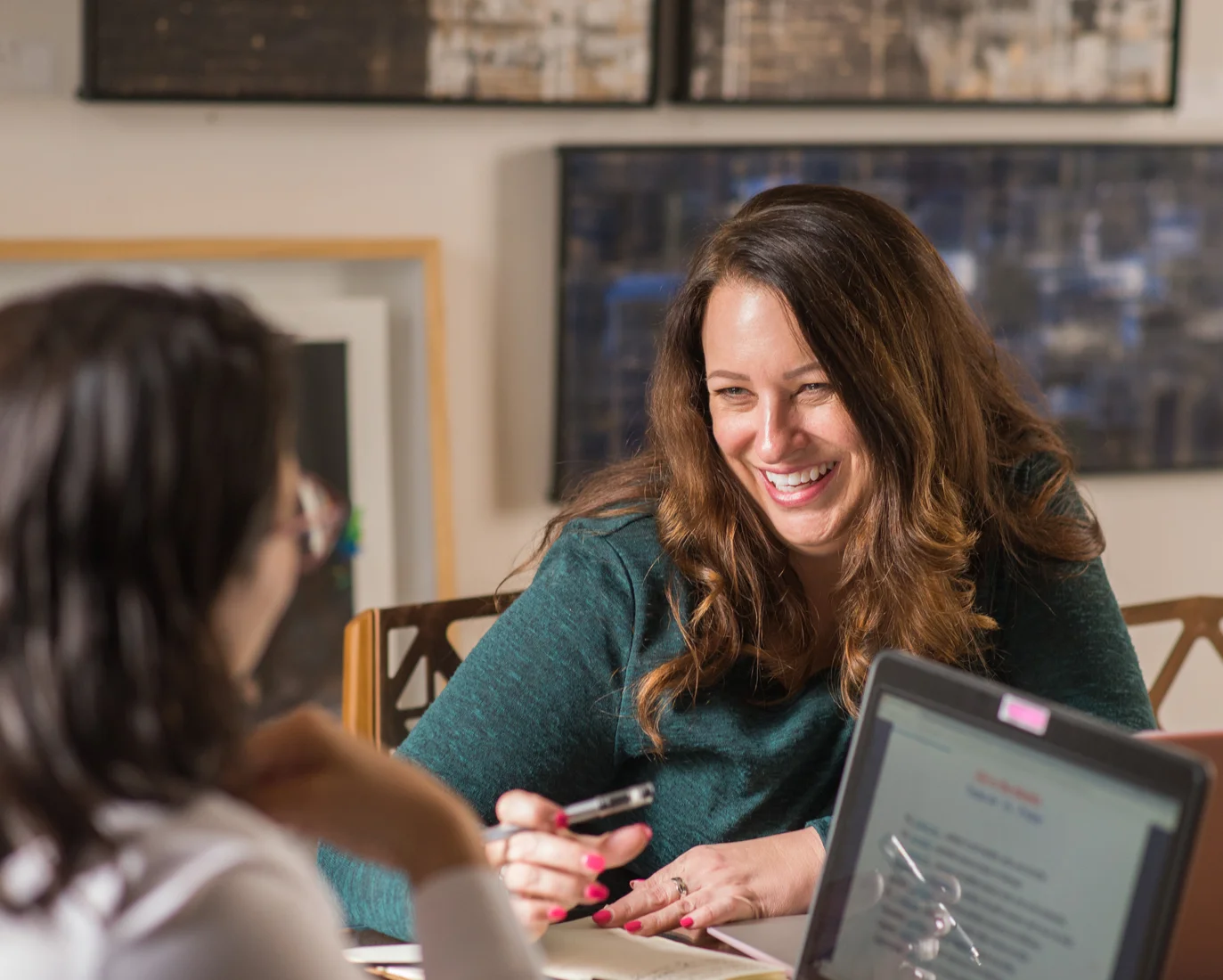 One-on-one learning moment at Fluenz Miami